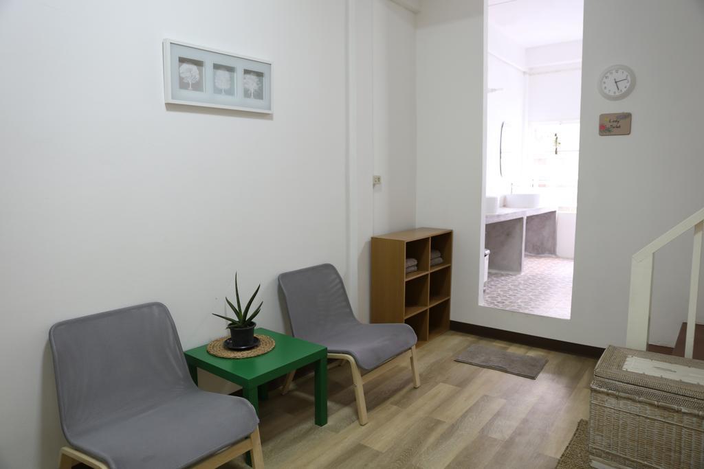 Green Home Hostel And Massage Bangkok Bagian luar foto