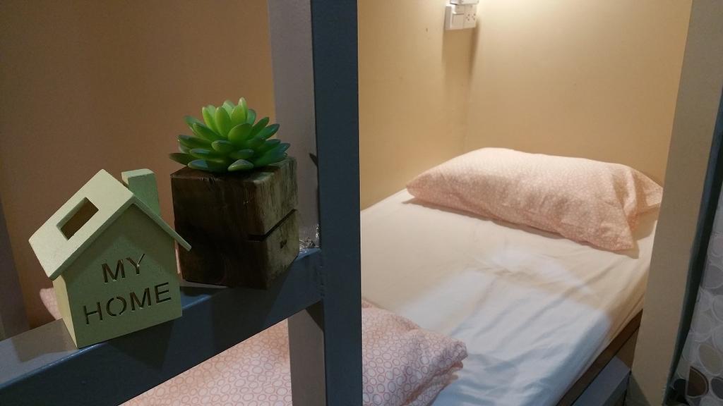 Green Home Hostel And Massage Bangkok Bagian luar foto