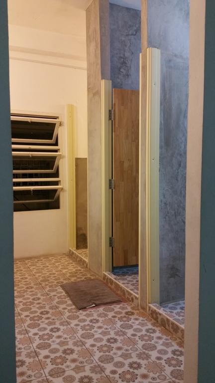 Green Home Hostel And Massage Bangkok Bagian luar foto