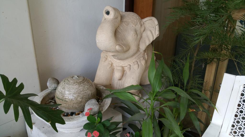Green Home Hostel And Massage Bangkok Bagian luar foto