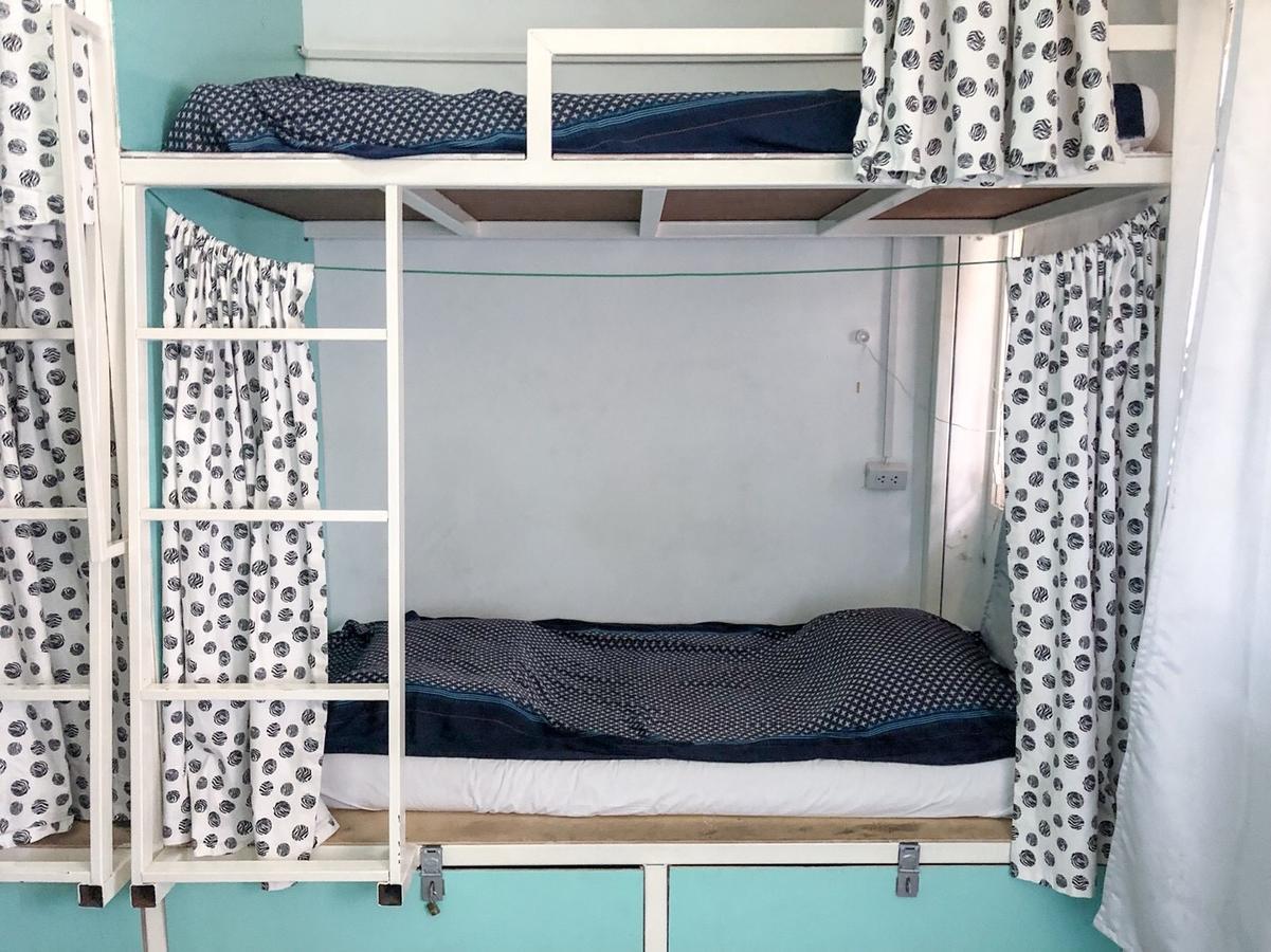 Green Home Hostel And Massage Bangkok Bagian luar foto