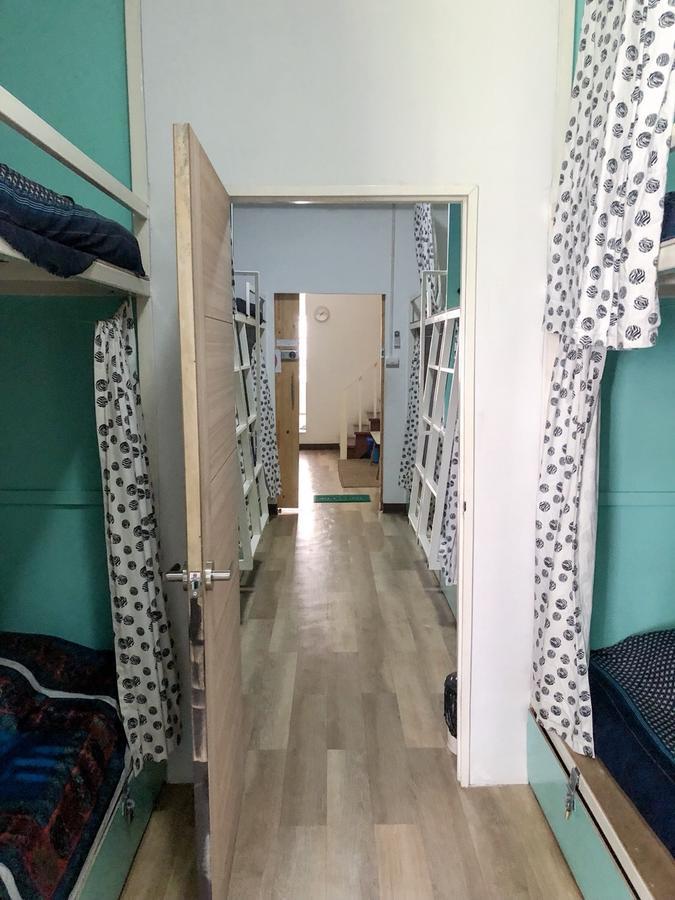 Green Home Hostel And Massage Bangkok Bagian luar foto