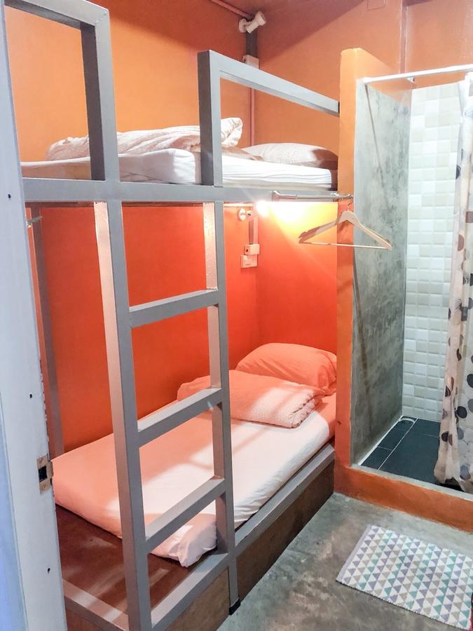 Green Home Hostel And Massage Bangkok Bagian luar foto
