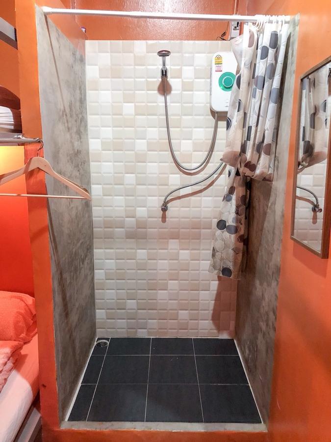 Green Home Hostel And Massage Bangkok Bagian luar foto