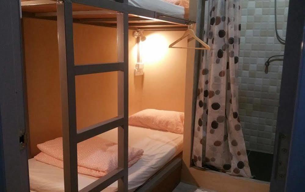 Green Home Hostel And Massage Bangkok Bagian luar foto