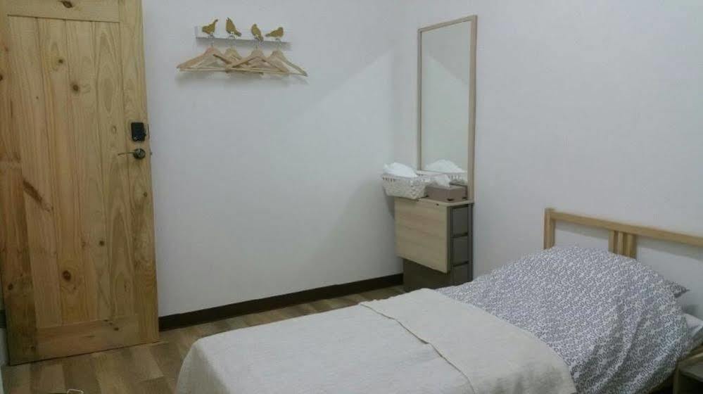 Green Home Hostel And Massage Bangkok Bagian luar foto
